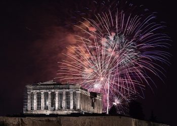 Πρωτοχρονιά 2024: Έτσι υποδέχθηκε η Ελλάδα τη νέα χρονιά – Πυροτεχνήματα, μουσικές και κόσμος
