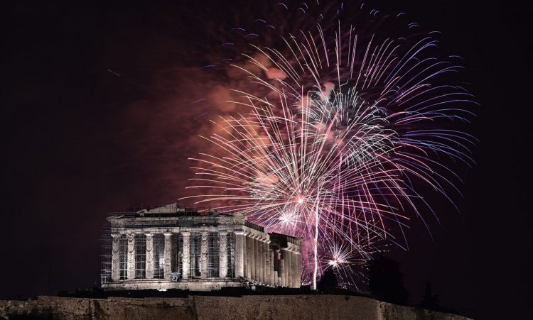 Πρωτοχρονιά 2024: Έτσι υποδέχθηκε η Ελλάδα τη νέα χρονιά – Πυροτεχνήματα, μουσικές και κόσμος