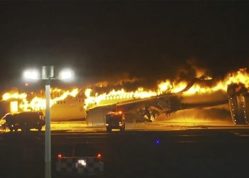 Ιαπωνία: Από τύχη σώθηκαν οι 379 επιβαίνοντες – Πώς βγήκαν ζωντανοί από το φλεγόμενο αεροσκάφος