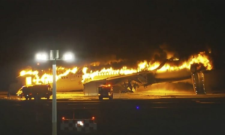 Ιαπωνία: Από τύχη σώθηκαν οι 379 επιβαίνοντες – Πώς βγήκαν ζωντανοί από το φλεγόμενο αεροσκάφος