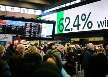 Βρετανία: Ακυρώσεις πτήσεων και πολύωρα μπλακάουτ από το σαρωτικό πέρασμα της καταιγίδας Άισα