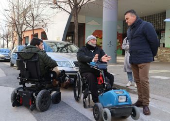 Διαδρομή με πολίτες ΑμεΑ στο κέντρο της πόλης πραγματοποίησε ο Δήμαρχος Λαρισαίων