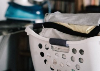 Λάρισα: Έκρυψε το κινητό στα άπλυτα για να πιάσει τη σύζυγο με τον εραστή αλλά… πέρασε την Πρωτοχρονιά στο αυτόφωρο