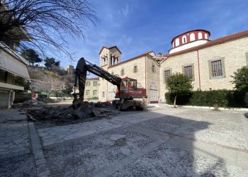 Ξεκίνησε και η ανάπλαση στην πλατεία Παναγίας Επίσκεψης στο Βαρούσι