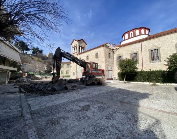 Ξεκίνησε και η ανάπλαση στην πλατεία Παναγίας Επίσκεψης στο Βαρούσι