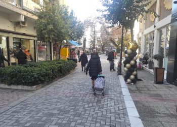 Προβληματισμός στους εμπόρους εν μέσω χειμερινών εκπτώσεων   