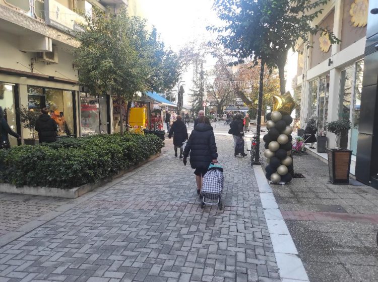 Προβληματισμός στους εμπόρους εν μέσω χειμερινών εκπτώσεων