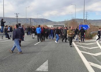 Μπλόκο από τους Τρικαλινούς αγρότες-Προχώρησαν σε συμβολικό αποκλεισμό της ε.ο. Τρίκάλων – Λάρισας