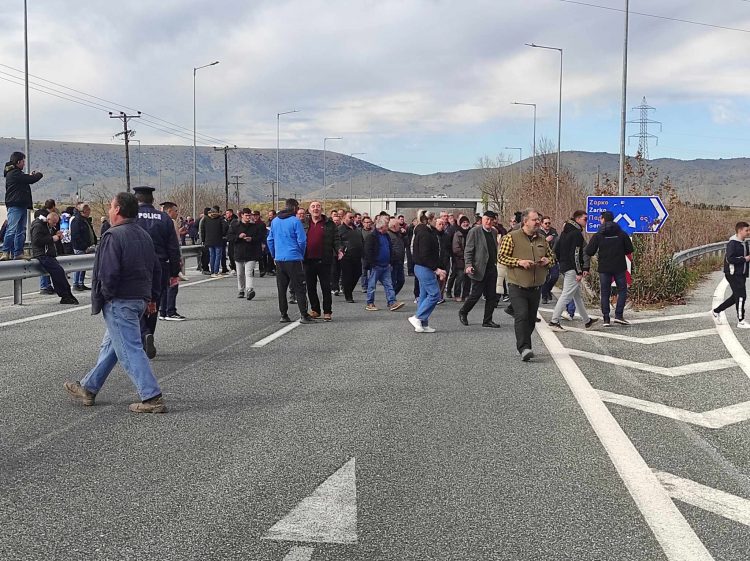 Μπλόκο από τους Τρικαλινούς αγρότες-Προχώρησαν σε συμβολικό αποκλεισμό της ε.ο. Τρίκάλων – Λάρισας