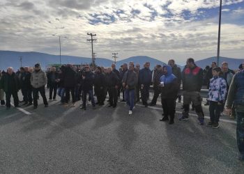 Μπλόκο από τους Τρικαλινούς αγρότες-Προχώρησαν σε συμβολικό αποκλεισμό της ε.ο. Τρίκάλων – Λάρισας