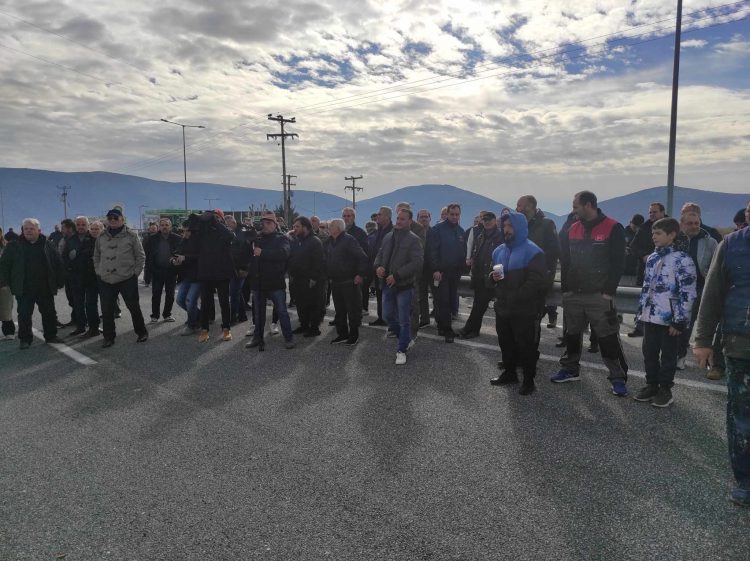 Μπλόκο από τους Τρικαλινούς αγρότες-Προχώρησαν σε συμβολικό αποκλεισμό της ε.ο. Τρίκάλων – Λάρισας