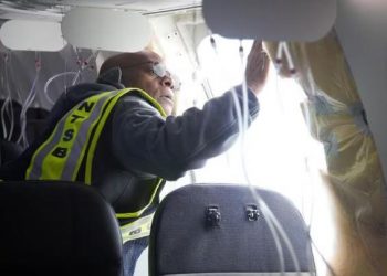 ΗΠΑ: Σε αυλή σπιτιού βρέθηκε η πόρτα του αεροσκάφους που αποκολλήθηκε εν πτήσει
