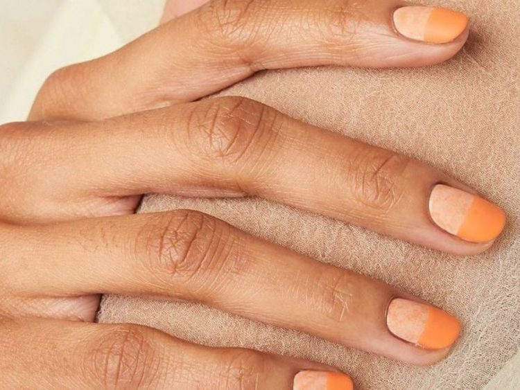 Το ροδακινί είναι hot χρώμα στο manicure και τον χειμώνα