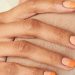 Το ροδακινί είναι hot χρώμα στο manicure και τον χειμώνα