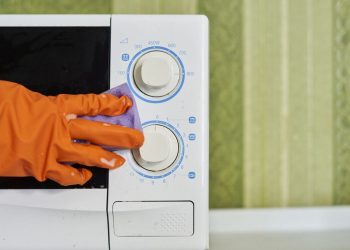 Ο σωστός τρόπος να καθαρίσετε τον φούρνο μικροκυμάτων