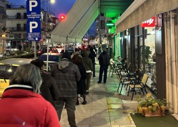 Σε έξαρση covid και ιώσεις | Ουρές στα διανυκτερεύονται φαρμακεία των Τρικάλων