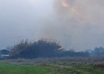 Μεγάλη φωτιά σε ξερά χόρτα-Πνίγηκε στους καπνούς η Σωτήρα