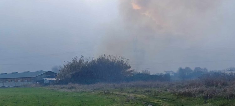 Μεγάλη φωτιά σε ξερά χόρτα-Πνίγηκε στους καπνούς η Σωτήρα