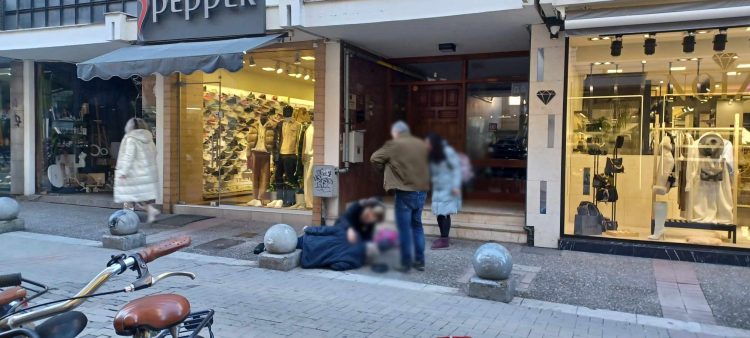 Η Δύναμη της Ανθρωπιάς: Η συγκινητική ιστορία ενός ηλικιωμένου στο κέντρο των Τρικάλων