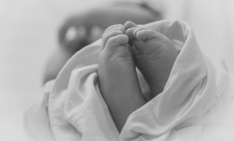 Θρήνος στην κηδεία του βρέφους στη Βέροια – Απομάκρυναν τον πατέρα που επιχείρησε να παραστεί