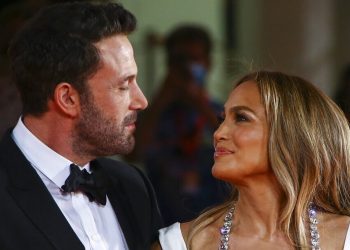Tζένιφερ Λόπεζ: Έβαλε «φωτιά» στο ίντερνετ με φλογερά κόκκινα εσώρουχα για τη Γιορτή των Ερωτευμένων