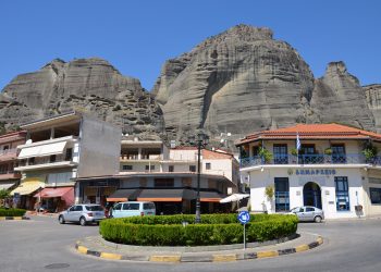 Ειδικό μηχάνημα της ΔΕΥΑΜ στους δρόμους της Καλαμπάκας για τον καθαρισμό των φρεατίων