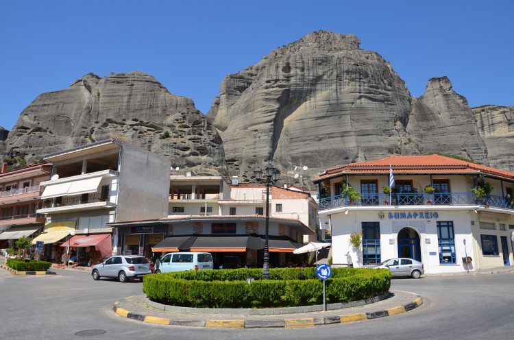 Ειδικό μηχάνημα της ΔΕΥΑΜ στους δρόμους της Καλαμπάκας για τον καθαρισμό των φρεατίων