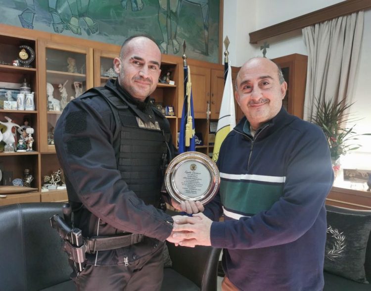 Ο Δήμος Τρικκαίων βράβευσε τον τρικαλινό πρωταθλητή bodybuilding Αθανάσιο Καραμάνο