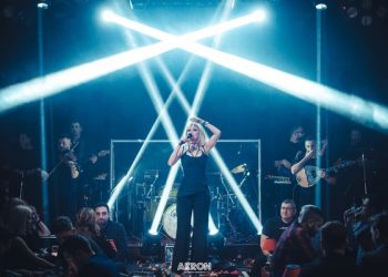 Έβαλε “φωτιά” στην πίστα του AKRON Live Stage στα Τρίκαλα η Κατερίνα Λιόλιου (φωτό)