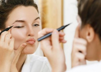 Friday tip! 4 λάθη που κάνεις στο μακιγιάζ και σε μεγαλώνουν