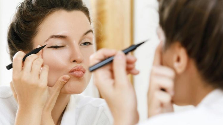 Friday tip! 4 λάθη που κάνεις στο μακιγιάζ και σε μεγαλώνουν