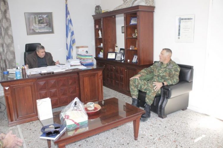Στον Δήμαρχο Πύλης Κων/νο Μαράβα o Διοικητής της ΣΜΥ Ιωάννης Κορέλης