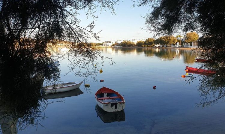 Η Πάρος συγκαταλέγεται στους δημοφιλείς προορισμούς για διακοπές χωρίς πολυκοσμία