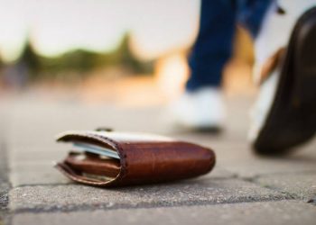 Τρίκαλα | Μαθήτριες βρήκαν πορτοφόλι με 400 ευρώ και το παρέδωσαν στην Αστυνομία