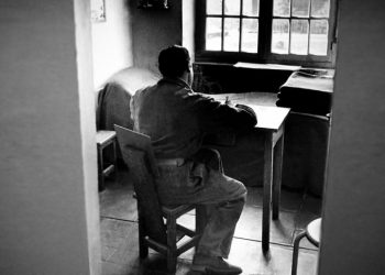 «Στα δύο στενά»… Κρατούμενοι των φυλακών Τρικάλων γράφουν την αλήθεια τους