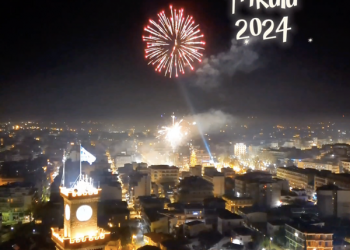 Τρίκαλα: Μαγική η υποδοχή του 2024 από… ψηλά (video)