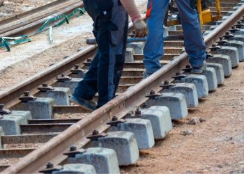 Σε 330 εκατ. ευρώ ο λογαριασμός για την αποκατάσταση του σιδηρόδρομου στη Θεσσαλία – Οι 4 εργολαβίες, οι διαγωνισμοί & το χρονοδιάγραμμα
