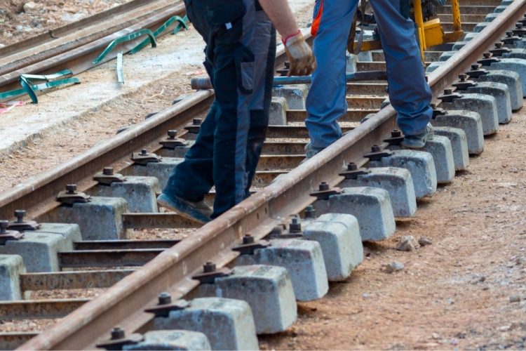 Σε 330 εκατ. ευρώ ο λογαριασμός για την αποκατάσταση του σιδηρόδρομου στη Θεσσαλία – Οι 4 εργολαβίες, οι διαγωνισμοί & το χρονοδιάγραμμα
