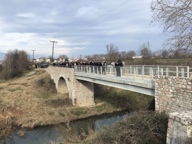 Στη γέφυρα Βαμβέτσου, ένα από τα ιστορικά μνημεία των Τρικάλων, τα Θεοφάνεια στη Σωτήρα (φωτό-video)
