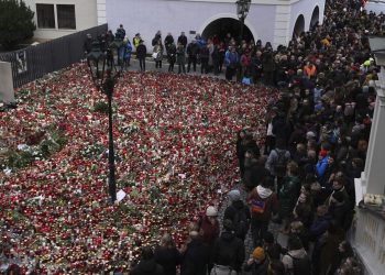 Επίθεση στην Πράγα: Φοιτητές και καθηγητές τίμησαν τη μνήμη των 14 θυμάτων