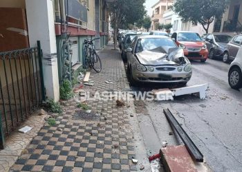 Χανιά: Ξεκόλλησε μπαλκόνι από διαμέρισμα και έπεσε πάνω σε αυτοκίνητο