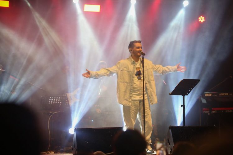 Ο Μιχάλης Χατζηγιάννης ξεσήκωσε τους εκατοντάδες Τρικαλινούς κι επισκέπτες στη συναυλία στον Μύλο των Ξωτικών
