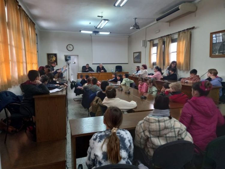 Επίσκεψη μαθητών στο δήμαρχο Πύλης Κώστα Μαράβα