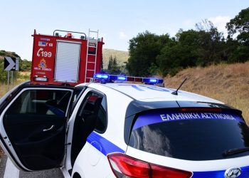 Σοβαρό τροχαίο με 2 εγκλωβισμένους στην Πύλη -Το αυτοκίνητο κατρακύλισε κι έπεσε πάνω σε δέντρο