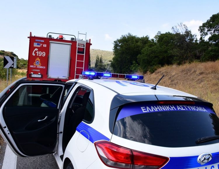 Σοβαρό τροχαίο με 2 εγκλωβισμένους στην Πύλη -Το αυτοκίνητο κατρακύλισε κι έπεσε πάνω σε δέντρο