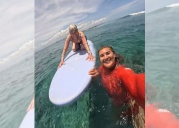 Εγγονή μαθαίνει surf στην 80χρονη γιαγιά της
