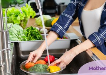 Πώς θα φτιάξετε φυσικό καθαριστικό σπρέι για τα φρούτα και τα λαχανικά