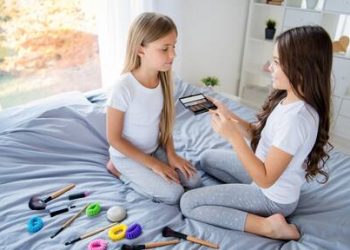 Μικρά κορίτσια και καλλυντικά – Η ανησυχία των ειδικών