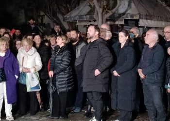 Αβάσταχτος ο πόνος για τις 57 ψυχές των Τεμπών-Συγκλόνισαν οι γονείς στη σιωπηλή συγκέντρωση