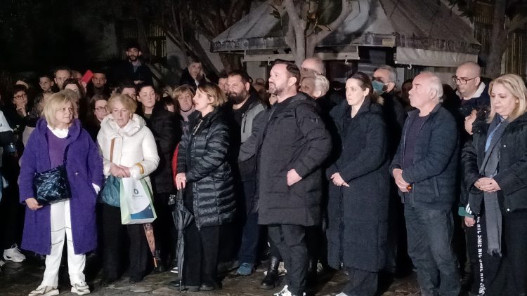 Αβάσταχτος ο πόνος για τις 57 ψυχές των Τεμπών-Συγκλόνισαν οι γονείς στη σιωπηλή συγκέντρωση